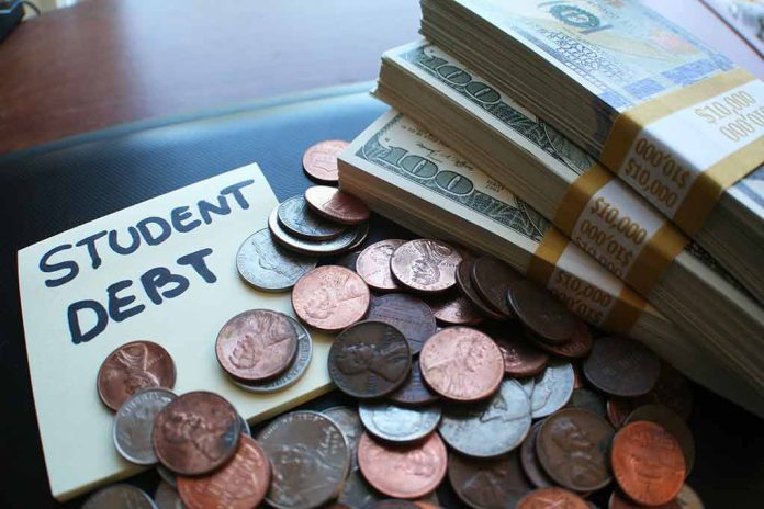 318232658 featured image Note with student debt, coins, and banknotes.