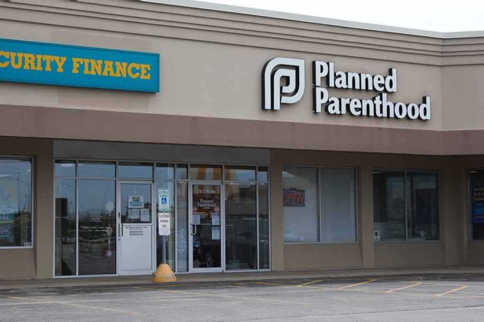 shutterstock_1758837341 Planned Parenthood clinic storefront in a strip mall