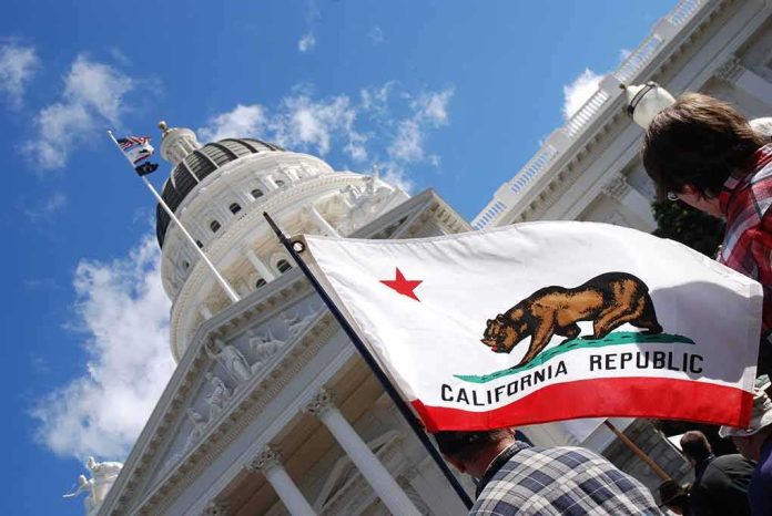 shutterstock_642199051 California state flag in front of a white domed capitol building